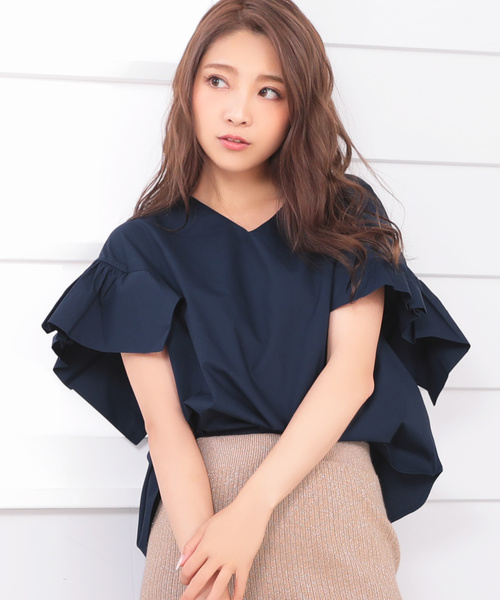 Ninarobe(ニーナローブ)の「袖ギャザーVネックフリルブラウス(シャツ/ブラウス)」|ネイビー