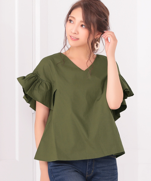 Ninarobe(ニーナローブ)の「袖ギャザーVネックフリルブラウス(シャツ/ブラウス)」|カーキ