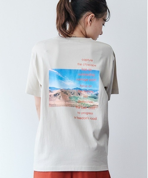 cepo(セポ)の「ロゴプリントバックフォトTEE(Tシャツ/カットソー・レディース・ベージュ/オフホワイト/ライトグレー/ホワイト・M)」の3枚目の写真