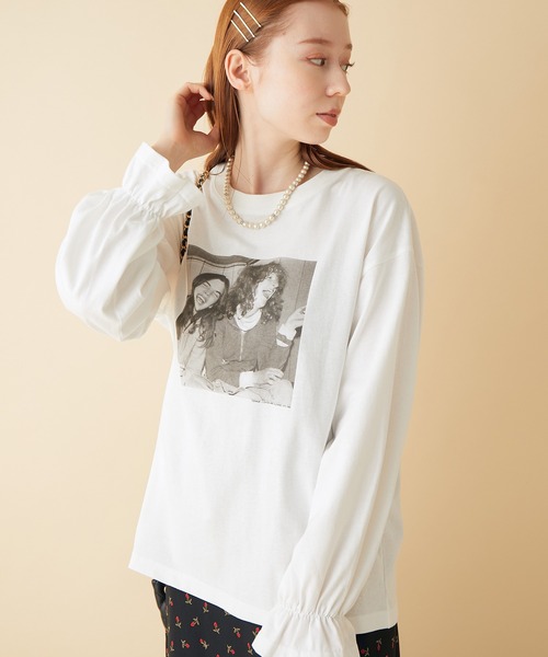 MADEMOISELLE ROPE'（マドモアゼル ロペ）の「【JOSEPH SZABO×VTA】フォトプリントボリュームスリーブスリーブTシャツ（Tシャツ/カットソー・レディース・ホワイト/ブラック/ホワイト系その他・FREE）」の2枚目の写真