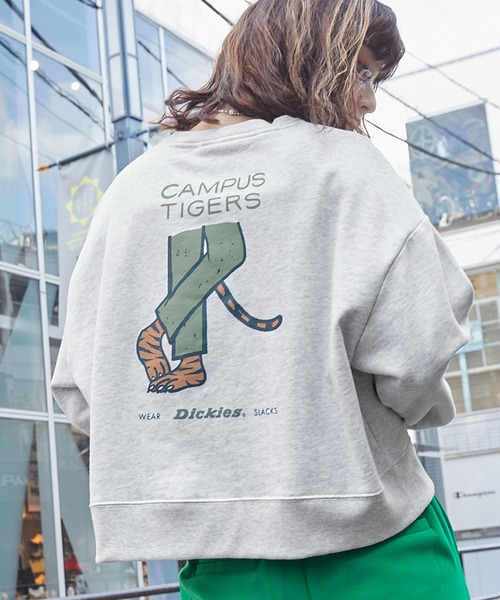 Dickies(ディッキーズ)の「Dickies/ディッキーズ 裏毛グラフィックプリントスウェット(スウェット・レディース・オレンジ/ブルー/グリーン/オートミール/ベージュ系2/ベージュ系3・M/L)」の2枚目の写真