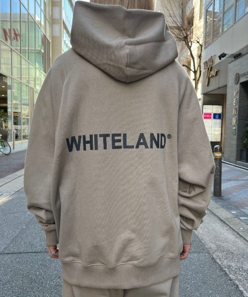 WHITELAND（ホワイトランド）の「WHITELAND/ホワイトランド/TYO TAG HOODIE/タグ フーディー/パーカー（パーカー・メンズ・ブラック/カーキ・FREE）」の2枚目の写真