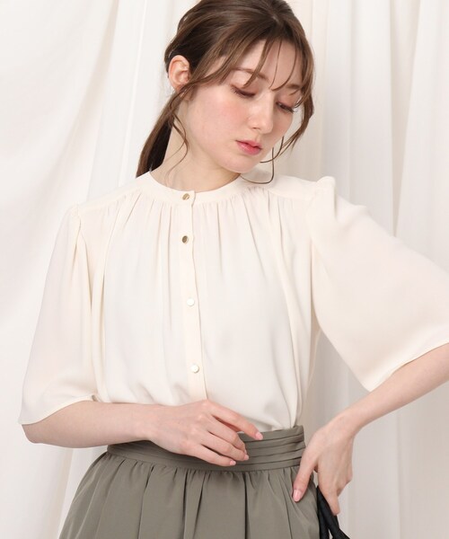 couture brooch（クチュールブローチ）の「◆前後2WAY/洗える　ギャザーフレアスリーブブラウス（シャツ/ブラウス・レディース・ライトグレー/ブラウン系その他/ライトグレー系/アイボリー/ホワイト系3・42/38/40/36）」の2枚目の写真