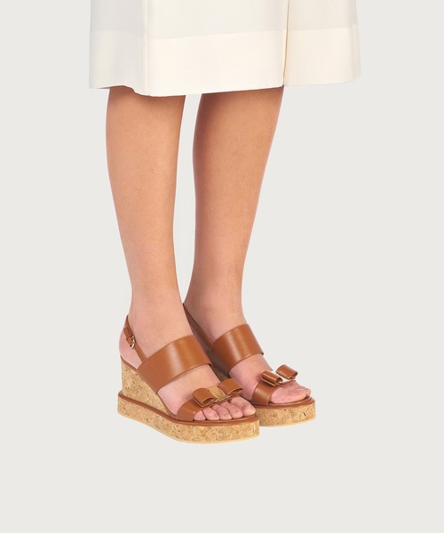 FERRAGAMO(フェラガモ)の「サンダル(サンダル・レディース・ブラウン・6/6.5/5/7/7.5/5.5)」の2枚目の写真