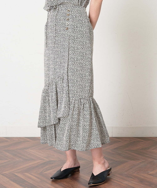 A de a.v.v（アードアー・ヴェ・ヴェ）の「マーメイドアシンメトリー柄スカート（スカート・レディース・ホワイト/オレンジ・38/36）」の2枚目の写真