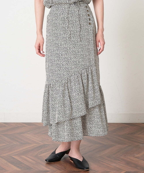 A de a.v.v（アードアー・ヴェ・ヴェ）の「マーメイドアシンメトリー柄スカート（スカート・レディース・ホワイト/オレンジ・38/36）」の4枚目の写真