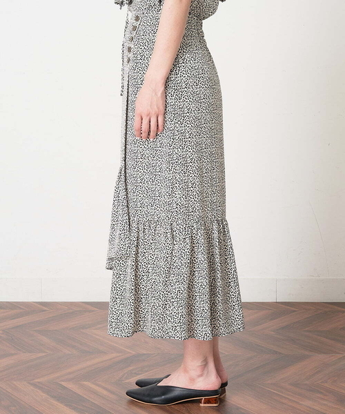 A de a.v.v（アードアー・ヴェ・ヴェ）の「マーメイドアシンメトリー柄スカート（スカート・レディース・ホワイト/オレンジ・38/36）」の8枚目の写真