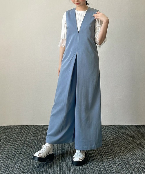 SAISON DE PAPILLON(セゾンドパピヨン)の「ディープVネックサロペット(サロペット/オーバーオール・レディース・ブラック/ピンク/ブルー・S/M/L)」の1枚目の写真