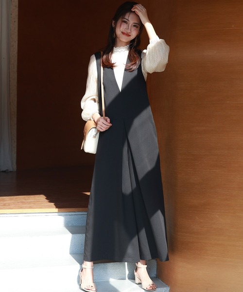 SAISON DE PAPILLON(セゾンドパピヨン)の「ディープVネックサロペット(サロペット/オーバーオール・レディース・ブラック/ピンク/ブルー・S/M/L)」の2枚目の写真