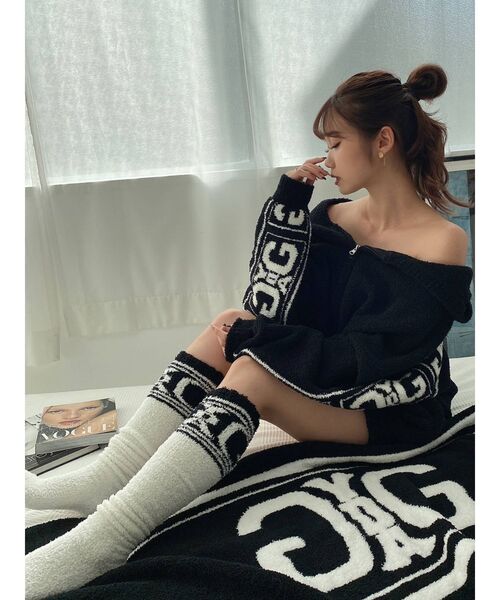 GYDA（ジェイダ）の「SYMMETRY GYDA LINE モールヤーンニットパーカー（カーディガン/ボレロ・レディース・オフホワイト/ブラック・FREE）」の2枚目の写真