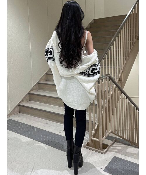 GYDA（ジェイダ）の「SYMMETRY GYDA LINE モールヤーンニットパーカー（カーディガン/ボレロ・レディース・オフホワイト/ブラック・FREE）」の8枚目の写真