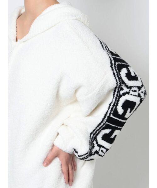 GYDA（ジェイダ）の「SYMMETRY GYDA LINE モールヤーンニットパーカー（カーディガン/ボレロ・レディース・オフホワイト/ブラック・FREE）」の22枚目の写真