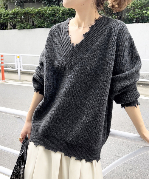 Spick & Span（スピックアンドスパン）の「ヴィンテージVネックニット（ニット/セーター・レディース・チャコールグレー/ベージュ・FREE）」の2枚目の写真