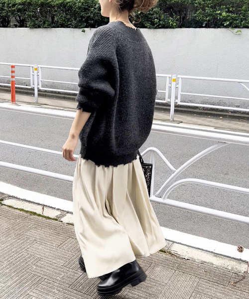 Spick & Span（スピックアンドスパン）の「ヴィンテージVネックニット（ニット/セーター・レディース・チャコールグレー/ベージュ・FREE）」の5枚目の写真