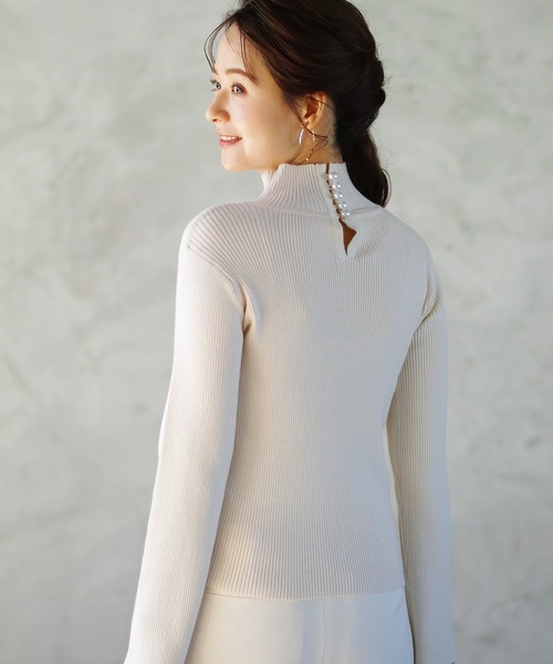 ENNEA(エンネア)の「【2022AWプレオーダー】手洗いできる♪MOCHIMODAバックパールハイネックもっちりリブニット(ニット/セーター・レディース・テラコッタ/キャメル/ブラック/アイボリー・M)」の2枚目の写真