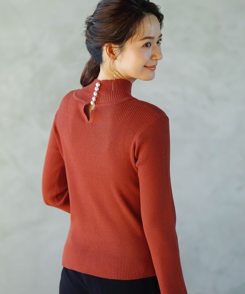 ENNEA(エンネア)の「【2022AWプレオーダー】手洗いできる♪MOCHIMODAバックパールハイネックもっちりリブニット(ニット/セーター・レディース・テラコッタ/キャメル/ブラック/アイボリー・M)」の4枚目の写真