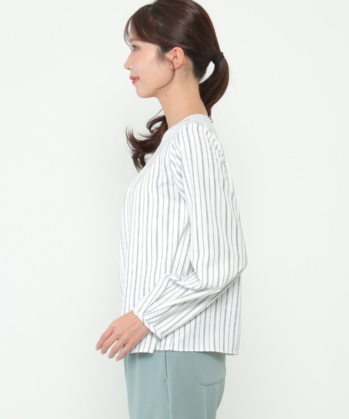 IKKA LOUNGE(イッカラウンジ)の「チャーム付きブラウス(シャツ/ブラウス・レディース・その他1/オフホワイト・S/M/L/XL)」の8枚目の写真