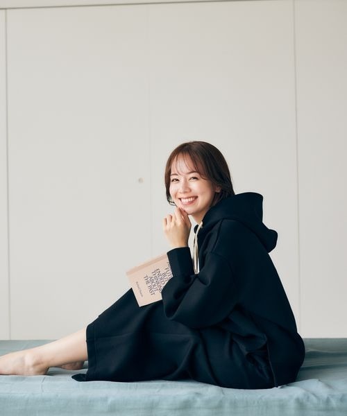 mysty woman（ミスティウーマン）の「【黒田真友香さんコラボ】ダンボールフーディ 191152（パーカー・レディース・ブラック/オフホワイト/ピンクベージュ・FREE）」の13枚目の写真