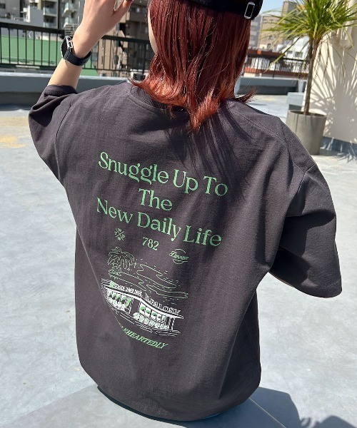 PAGEBOY（ページボーイ）の「リゾートアートTシャツ（Tシャツ/カットソー・レディース・オフホワイト/ピンク/チャコールグレー・FREE）」の2枚目の写真