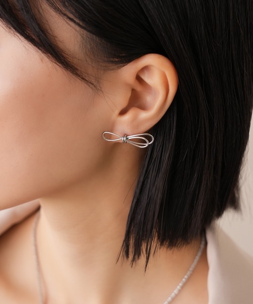 IAMUSE(アイアミューズ)の「金属アレルギー対応 ワイヤーリボンモチーフピアス S0991【IAMUSE】(ピアス(両耳用)・レディース・ゴールド/シルバー・FREE)」の1枚目の写真