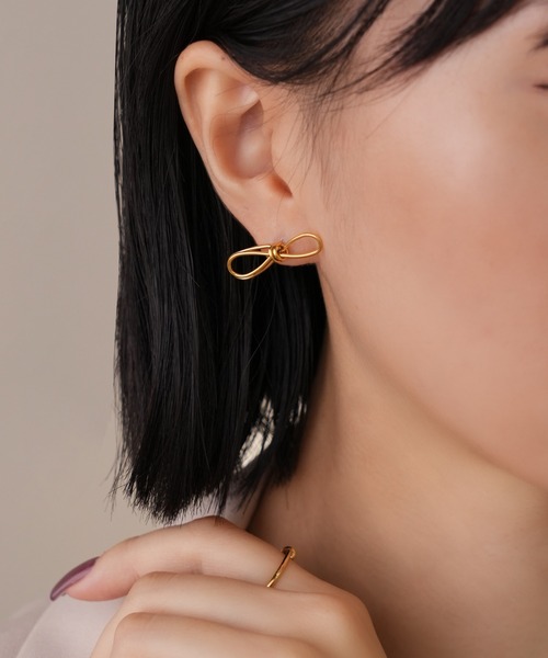 IAMUSE(アイアミューズ)の「金属アレルギー対応 ワイヤーリボンモチーフピアス S0991【IAMUSE】(ピアス(両耳用)・レディース・ゴールド/シルバー・FREE)」の6枚目の写真