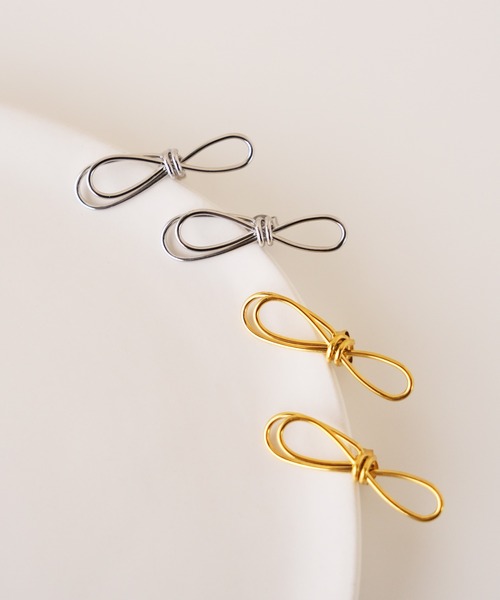 IAMUSE(アイアミューズ)の「金属アレルギー対応 ワイヤーリボンモチーフピアス S0991【IAMUSE】(ピアス(両耳用)・レディース・ゴールド/シルバー・FREE)」の3枚目の写真