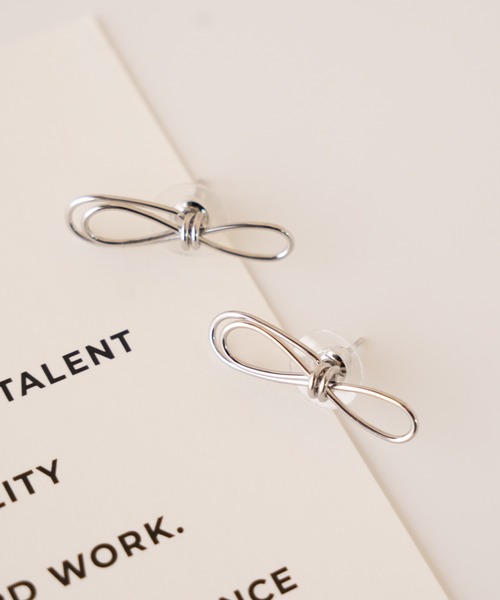 IAMUSE(アイアミューズ)の「金属アレルギー対応 ワイヤーリボンモチーフピアス S0991【IAMUSE】(ピアス(両耳用)・レディース・ゴールド/シルバー・FREE)」の9枚目の写真