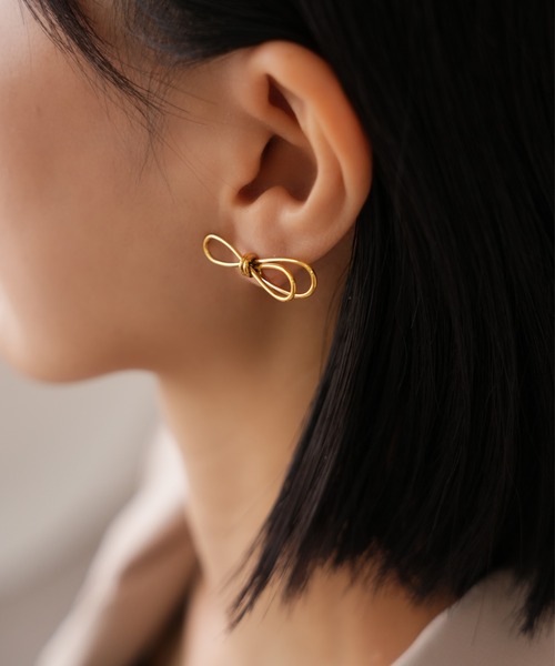 IAMUSE(アイアミューズ)の「金属アレルギー対応 ワイヤーリボンモチーフピアス S0991【IAMUSE】(ピアス(両耳用)・レディース・ゴールド/シルバー・FREE)」の8枚目の写真