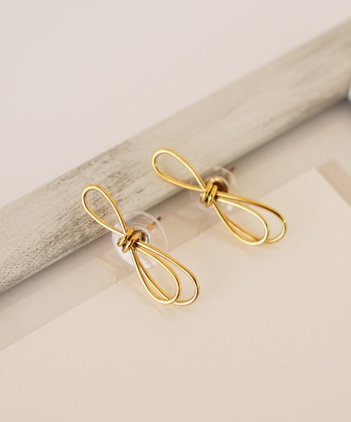 IAMUSE(アイアミューズ)の「金属アレルギー対応 ワイヤーリボンモチーフピアス S0991【IAMUSE】(ピアス(両耳用)・レディース・ゴールド/シルバー・FREE)」の4枚目の写真