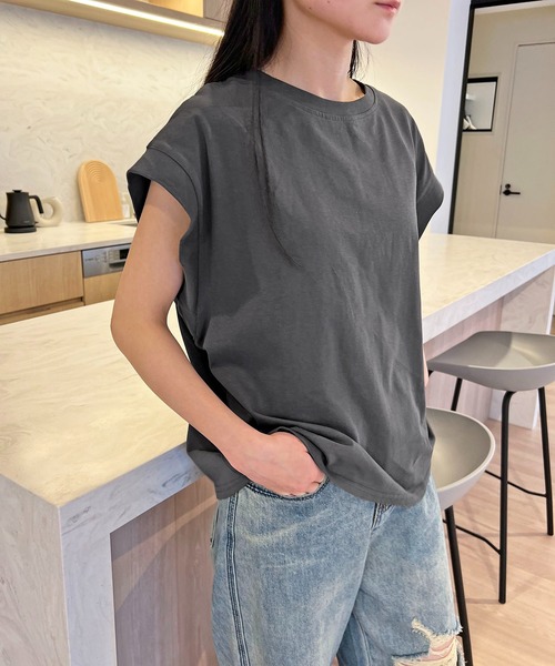 Jewelobe(ジュエローブ)の「ドルマンルーズTシャツ(Tシャツ/カットソー・レディース・ブラック/ホワイト/グレー/カーキ・FREE)」の3枚目の写真