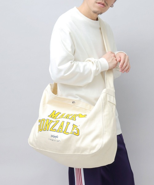 （What it isNt）ART BY MARKGONZALES（ワットイットイズント）の「キャンバス ニュースペーパーバッグ（ショルダーバッグ・メンズ・ホワイト系その他2/ホワイト系その他/ホワイト系その他3・FREE）」の6枚目の写真