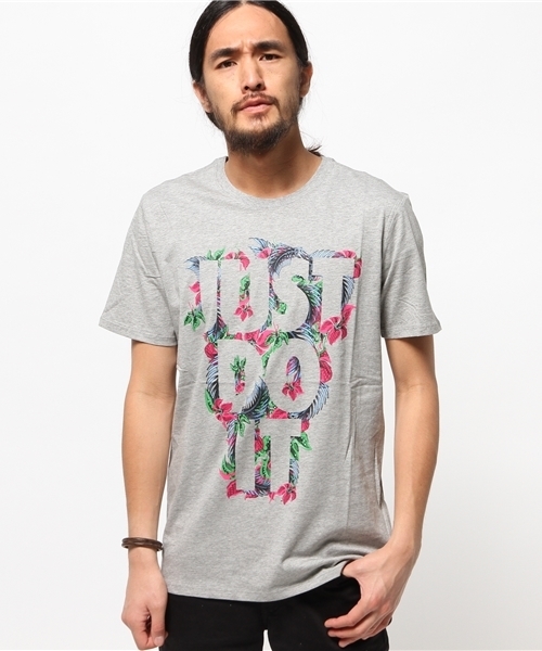 NIKE SPORTSWEAR（ナイキスポーツウェアー）の「メンズ ナイキ フローラル プリント Tシャツ NIKE TEE-FLORAL JDI 666532（Tシャツ/カットソー・メンズ・ダークグレー/ホワイト/ブラック/グレー・SMALL/X-LARGE/LARGE/MEDIUM）」の4枚目の写真