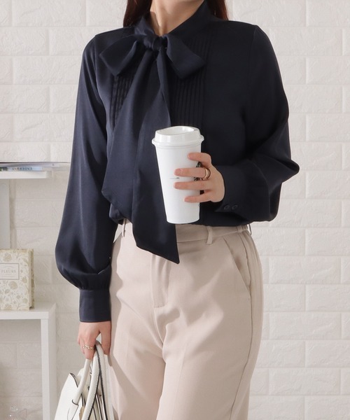 Lace Ladies(レースレディース)の「ボウタイ付きとろみピンタックブラウス(シャツ/ブラウス・レディース・ネイビー/ブラック/グレイッシュベージュ/グレー・S/FREE)」の4枚目の写真