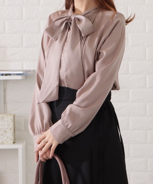 Lace Ladies(レースレディース)の「ボウタイ付きとろみピンタックブラウス(シャツ/ブラウス・レディース・ネイビー/ブラック/グレイッシュベージュ/グレー・S/FREE)」の3枚目の写真