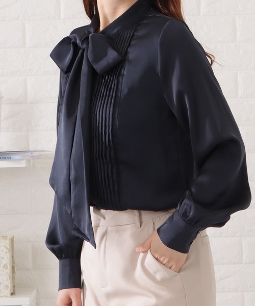 Lace Ladies(レースレディース)の「ボウタイ付きとろみピンタックブラウス(シャツ/ブラウス・レディース・ネイビー/ブラック/グレイッシュベージュ/グレー・S/FREE)」の5枚目の写真