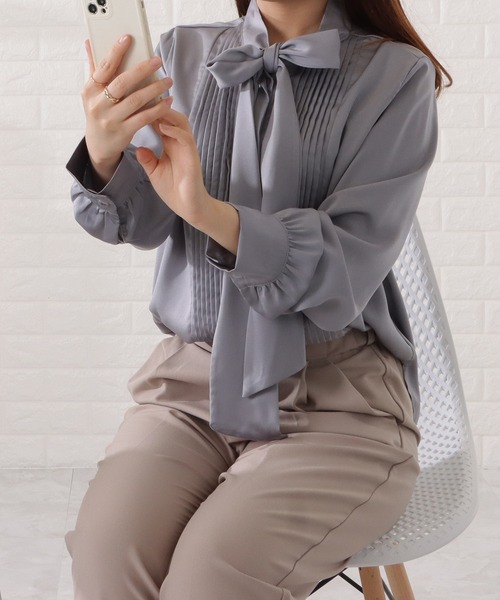 Lace Ladies(レースレディース)の「ボウタイ付きとろみピンタックブラウス(シャツ/ブラウス・レディース・ネイビー/ブラック/グレイッシュベージュ/グレー・S/FREE)」の21枚目の写真