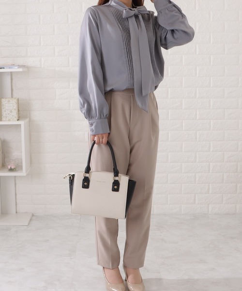 Lace Ladies(レースレディース)の「ボウタイ付きとろみピンタックブラウス(シャツ/ブラウス・レディース・ネイビー/ブラック/グレイッシュベージュ/グレー・S/FREE)」の6枚目の写真