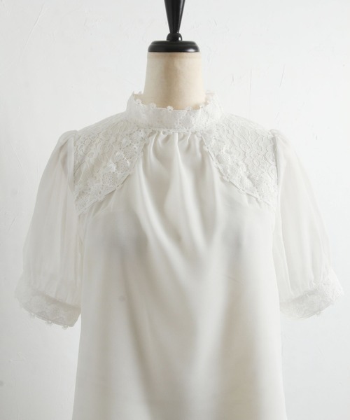 ホワイト レース装飾 ハイネックブラウス 45R tocco closet（トッコ クローゼット）の「レース切り替え