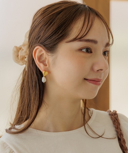 flower(フラワー)の「ハートドロップピアス(ピアス(片耳用)・レディース・ゴールド・FREE)」の2枚目の写真