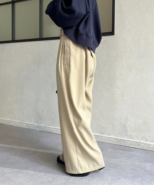 ベルト付きハイウエストタックパンツ（スラックス）｜Thevon