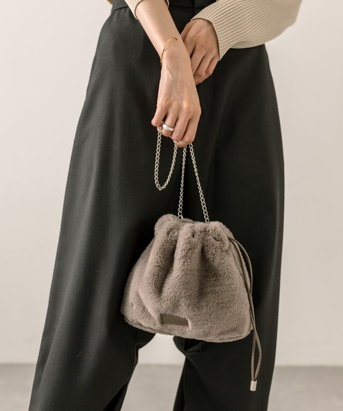 loti(ロティ)の「loti ファー巾着ショルダー(ショルダーバッグ・レディース・オフホワイト/ブラック/グレー・ONE SIZE)」の3枚目の写真