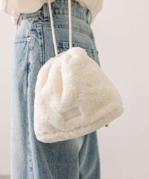 loti(ロティ)の「loti ファー巾着ショルダー(ショルダーバッグ・レディース・オフホワイト/ブラック/グレー・ONE SIZE)」の2枚目の写真