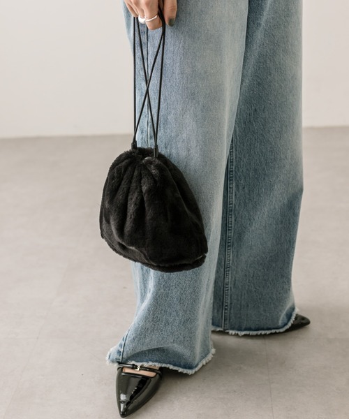 loti(ロティ)の「loti ファー巾着ショルダー(ショルダーバッグ・レディース・オフホワイト/ブラック/グレー・ONE SIZE)」の1枚目の写真