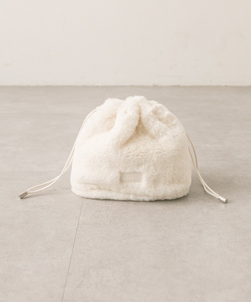 loti(ロティ)の「loti ファー巾着ショルダー(ショルダーバッグ・レディース・オフホワイト/ブラック/グレー・ONE SIZE)」の5枚目の写真