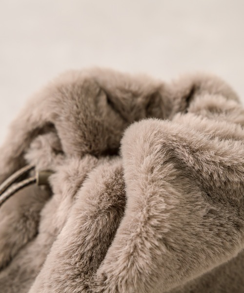 loti(ロティ)の「loti ファー巾着ショルダー(ショルダーバッグ・レディース・オフホワイト/ブラック/グレー・ONE SIZE)」の12枚目の写真