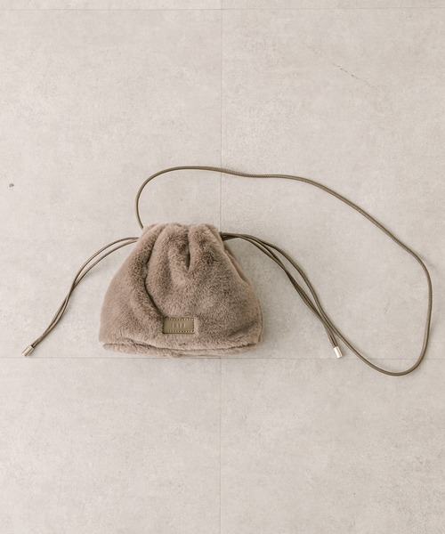 loti(ロティ)の「loti ファー巾着ショルダー(ショルダーバッグ・レディース・オフホワイト/ブラック/グレー・ONE SIZE)」の13枚目の写真