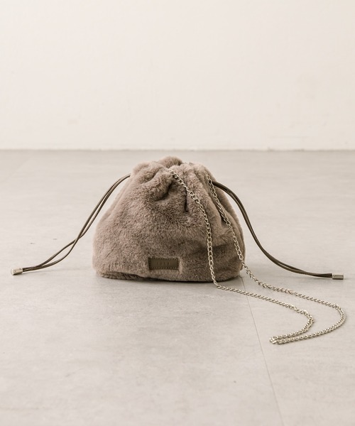 loti(ロティ)の「loti ファー巾着ショルダー(ショルダーバッグ・レディース・オフホワイト/ブラック/グレー・ONE SIZE)」の14枚目の写真