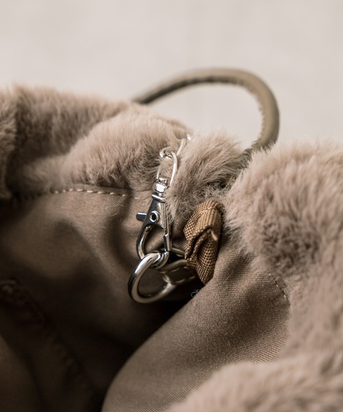 loti(ロティ)の「loti ファー巾着ショルダー(ショルダーバッグ・レディース・オフホワイト/ブラック/グレー・ONE SIZE)」の16枚目の写真