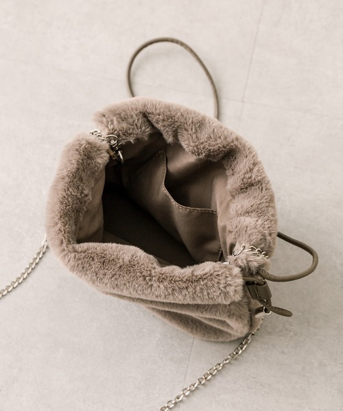 loti(ロティ)の「loti ファー巾着ショルダー(ショルダーバッグ・レディース・オフホワイト/ブラック/グレー・ONE SIZE)」の17枚目の写真