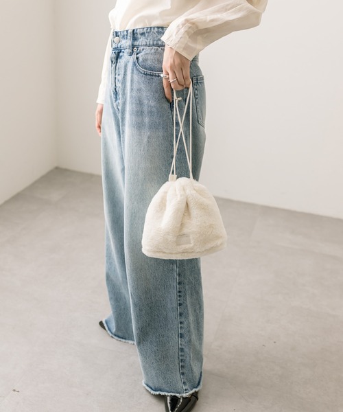 loti(ロティ)の「loti ファー巾着ショルダー(ショルダーバッグ・レディース・オフホワイト/ブラック/グレー・ONE SIZE)」の18枚目の写真